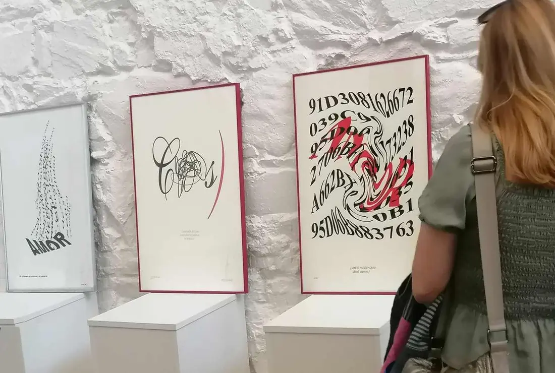 Hasta el próximo mes de enero, la 'Casa de la Poesía - Archivo Museo Antonio Colinas' de La Bañeza se convierte en el lienzo y soporte para la obra de uno de los creadores más representativos de la poesía visual en España: Gustavo Vega Mansilla.