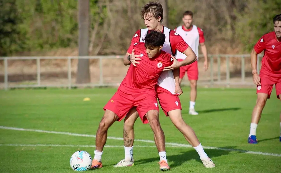 La Cultural encara una semana corta y exigente antes del duelo decisivo ante un Zaragoza en crisis. El conjunto leonés prepara el partido del sábado (18:30 h) en el Ibercaja Estadio frente a un Zaragoza que acaba de destituir a su técnico, Gabi Fernández. Emilio Larraz, entrenador del filial, dirigirá de forma provisional a los maños. Fotos: CyDLeonesa