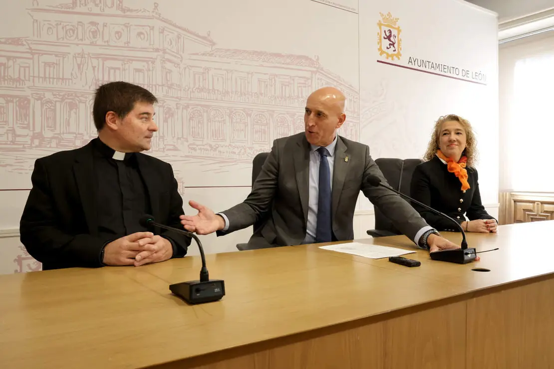 El alcalde de León, José Antonio Diez, y el abad de la Colegiata de San Isidoro, Luis García, ofrecen una rueda de prensa.