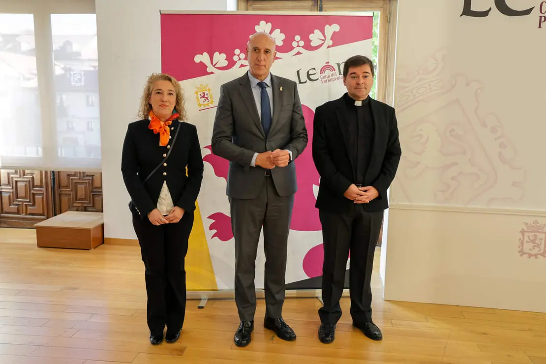 El alcalde de León, José Antonio Diez, y el abad de la Colegiata de San Isidoro, Luis García, ofrecen una rueda de prensa.