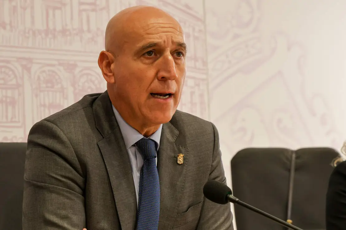 El alcalde de León, José Antonio Diez, y el abad de la Colegiata de San Isidoro, Luis García, ofrecen una rueda de prensa.