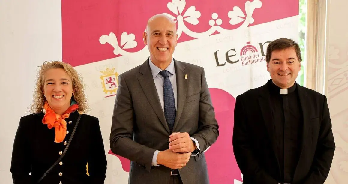 El alcalde de León, José Antonio Diez, y el abad de la Colegiata de San Isidoro, Luis García, ofrecen una rueda de prensa.