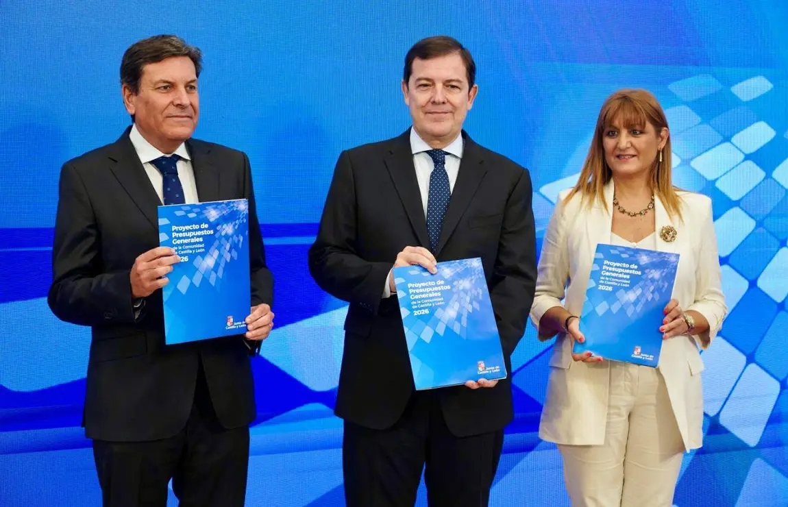 El presidente de la Junta de Castilla y León, Alfonso Fernández Mañueco, comparece en rueda de prensa para presentar el proyecto de Ley de Presupuestos Generales de la Comunidad de Castilla y León para el año 2026. Foto: Letizia Pérez