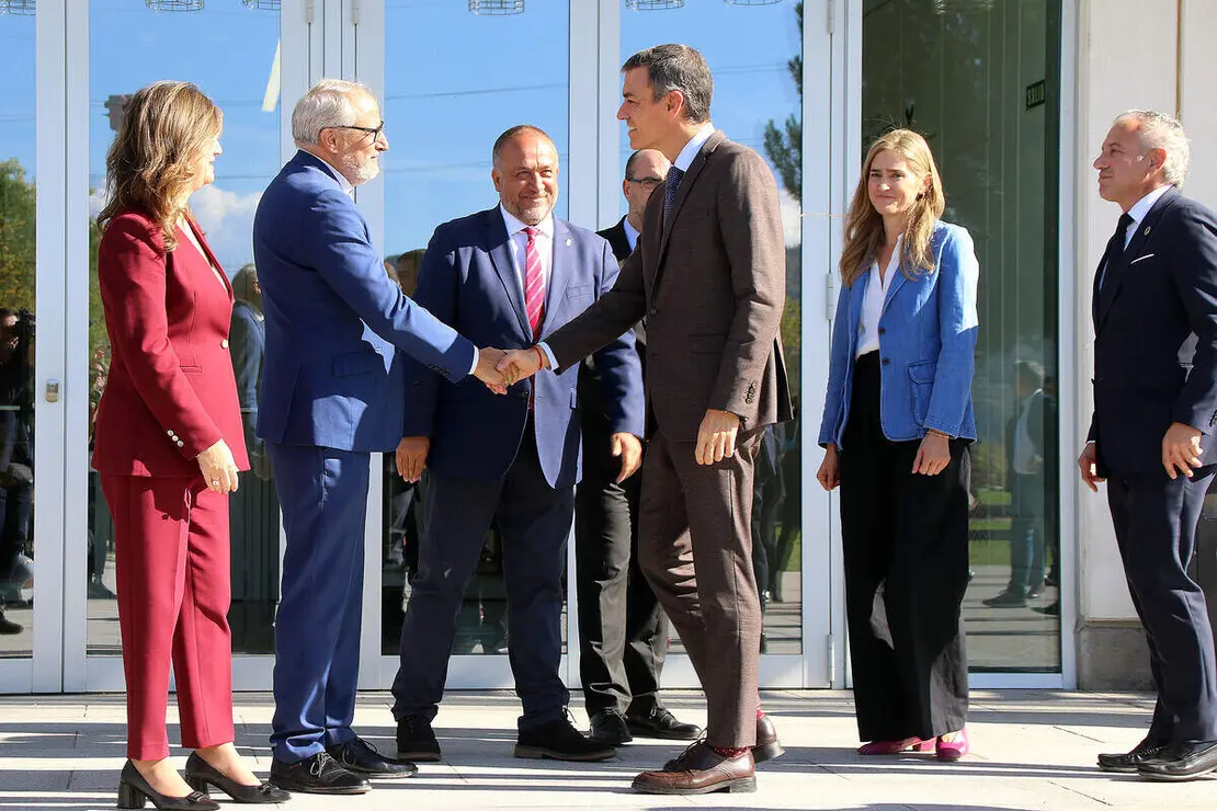 El presidente del Gobierno, Pedro Sánchez, participa en Ponferrada en la segunda jornada de la Convención por un Pacto de Estado frente a la Emergencia Climática, acompañado por la vicepresidenta Sara Aagesen y el delegado del Gobierno, Nicanor Sen