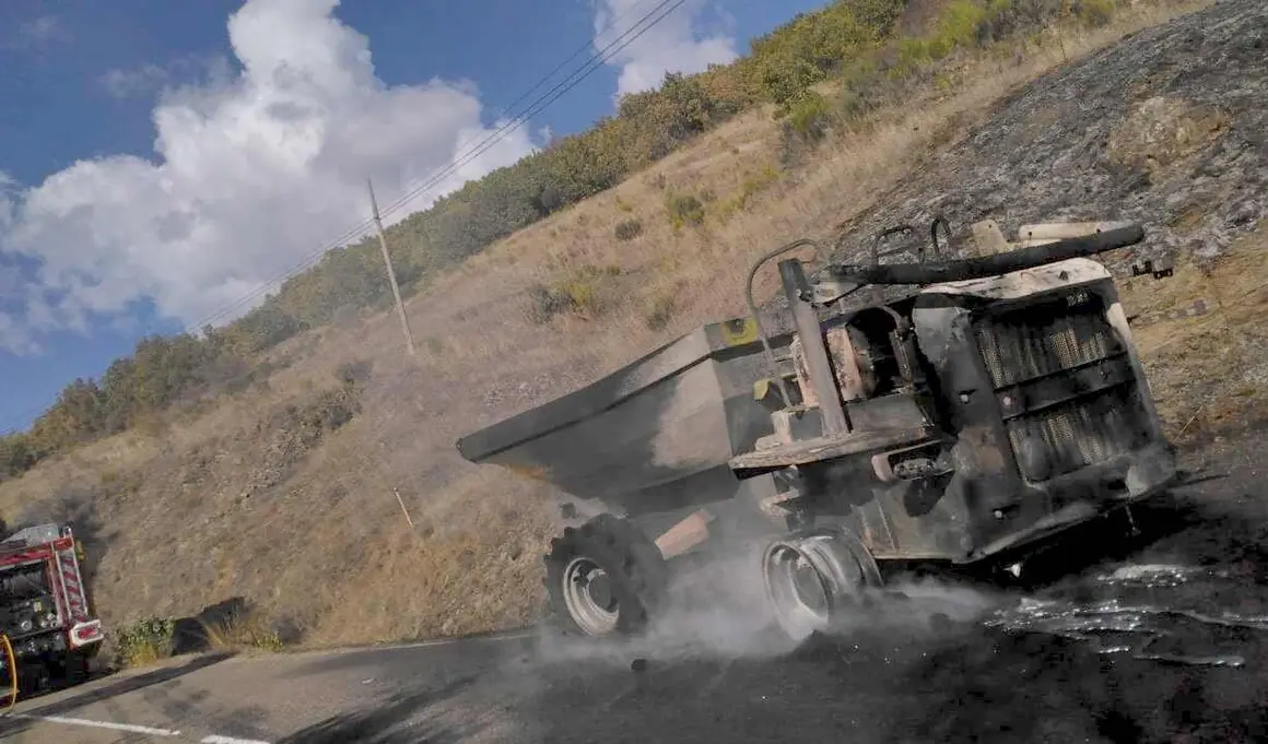 La rápida intervención de los parques de Celada y Valencia de Don Juan evitó daños forestales y controló sendos fuegos en una máquina agrícola y en una zona urbano-rural.