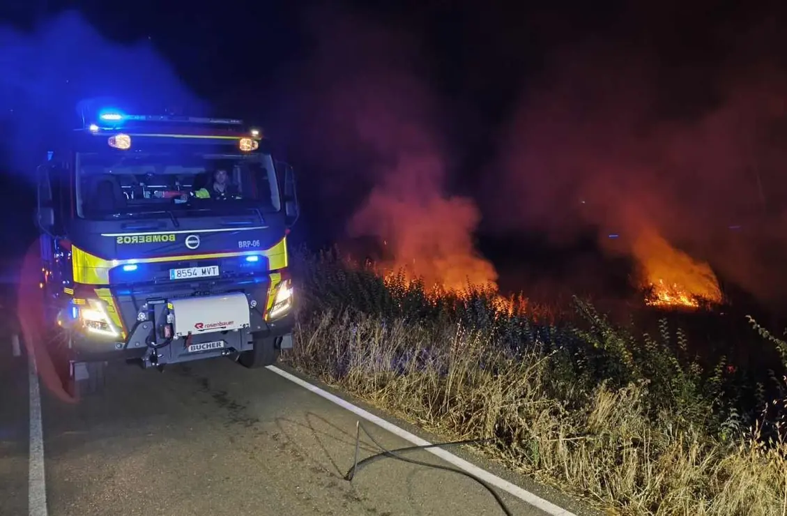 La rápida intervención de los parques de Celada y Valencia de Don Juan evitó daños forestales y controló sendos fuegos en una máquina agrícola y en una zona urbano-rural.