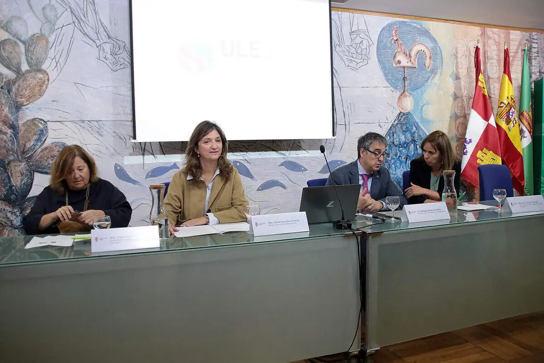 La rectora de la Universidad de León, Nuria González, y el vicerrector Investigación y Transferencia, Santiago Gutiérrez, presentan ULEgif, un grupo de trabajo constituido para la gestión integral de incendios forestales