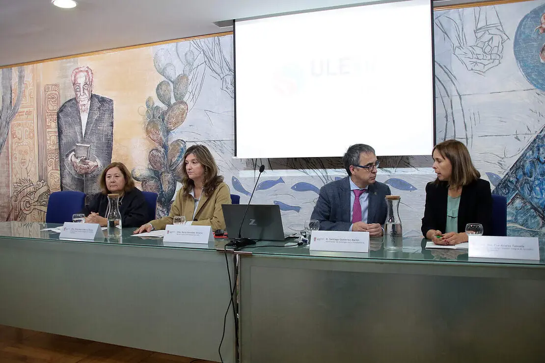 La rectora de la Universidad de León, Nuria González, y el vicerrector Investigación y Transferencia, Santiago Gutiérrez, presentan ULEgif, un grupo de trabajo constituido para la gestión integral de incendios forestales