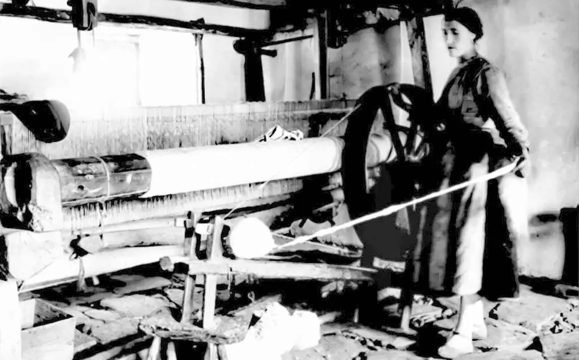Val de San Lorenzo, el corazón textil que late entre los montes de la Maragatería. La antigua capital artesanal de la lana reivindica hoy su legado y su identidad cultural a través de telares en activo, museos y un patrimonio arquitectónico que conserva la esencia de la tradición maragata. Imágenes de Val de San Lorenzo, por Aniceto G. Villar. Cortesía A. Granadero.