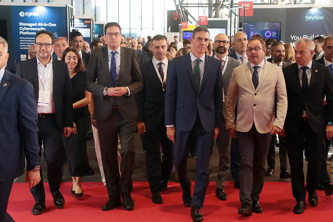 El presidente del Gobierno, Pedro Sánchez, acompañado por el ministro para la Transformación Digital y de la Función Pública, Óscar López, y el delegado del Gobierno en Castilla y León, Nicanor Sen, participa en la clausura del 19 Encuentro Internacional de Seguridad de la Información