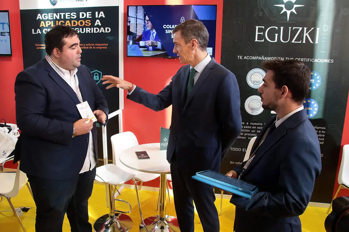 El presidente del Gobierno, Pedro Sánchez, acompañado por el ministro para la Transformación Digital y de la Función Pública, Óscar López, y el delegado del Gobierno en Castilla y León, Nicanor Sen, participa en la clausura del 19 Encuentro Internacional de Seguridad de la Información