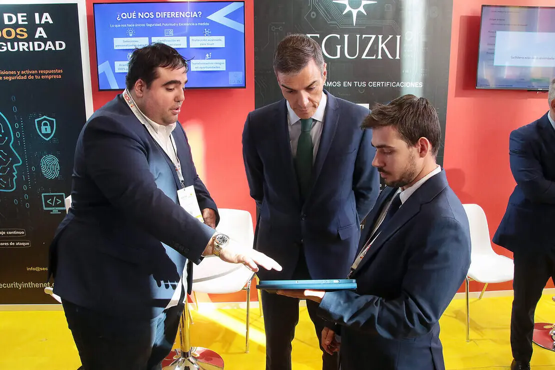 El presidente del Gobierno, Pedro Sánchez, acompañado por el ministro para la Transformación Digital y de la Función Pública, Óscar López, y el delegado del Gobierno en Castilla y León, Nicanor Sen, participa en la clausura del 19 Encuentro Internacional de Seguridad de la Información