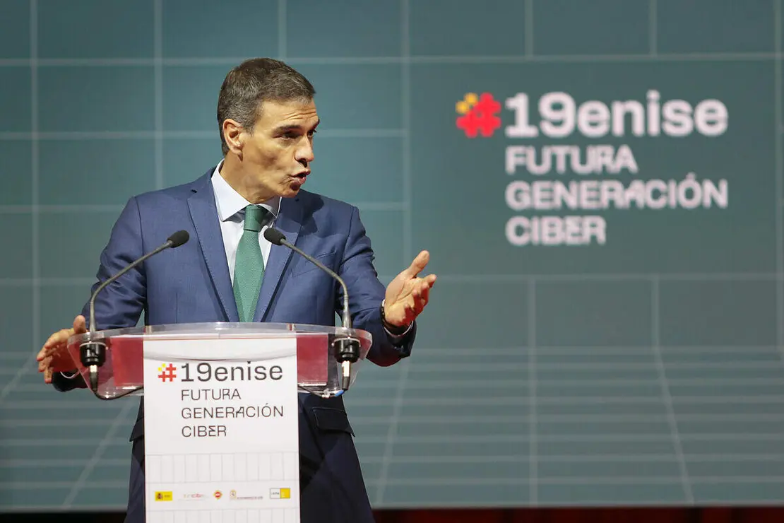 El presidente del Gobierno, Pedro Sánchez, acompañado por el ministro para la Transformación Digital y de la Función Pública, Óscar López, y el delegado del Gobierno en Castilla y León, Nicanor Sen, participa en la clausura del 19 Encuentro Internacional de Seguridad de la Información