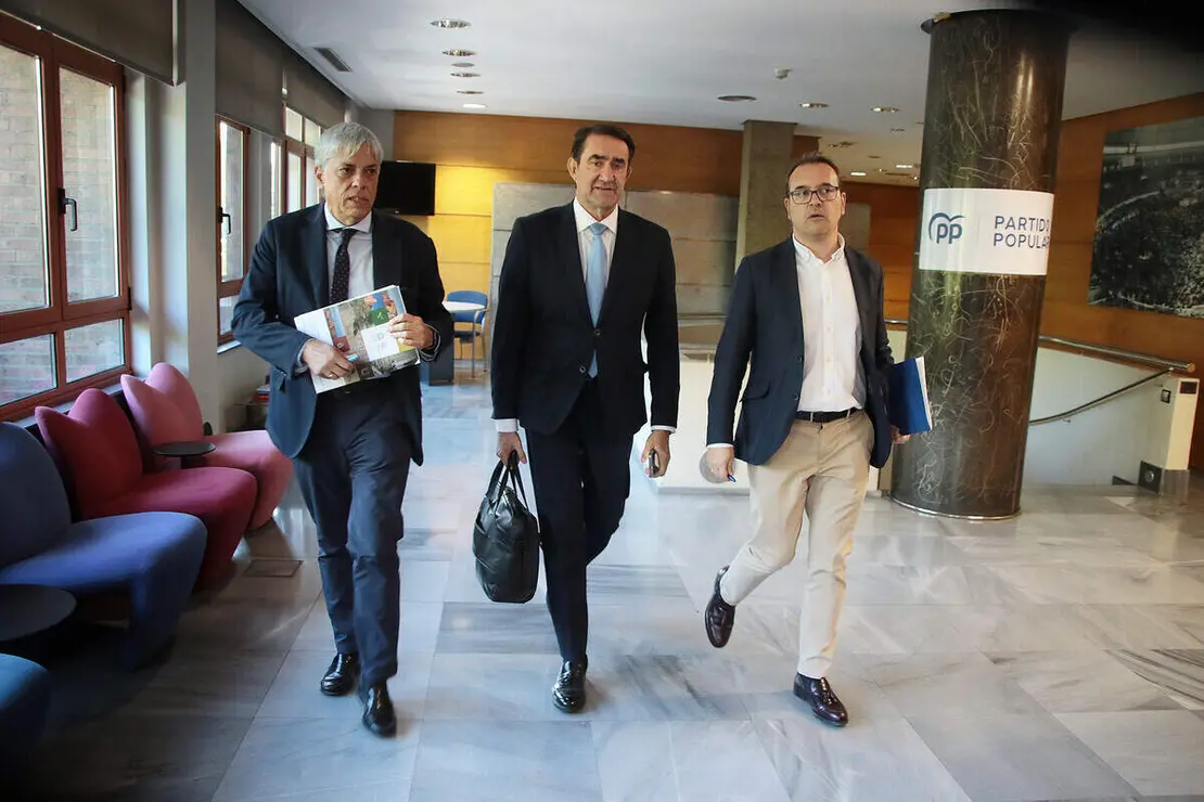 El presidente del PP de León, Juan Carlos Suárez-Quiñones, presenta el contenido del proyecto de ley de Presupuestos Generales de la Junta para el año 2026 en la provincia.