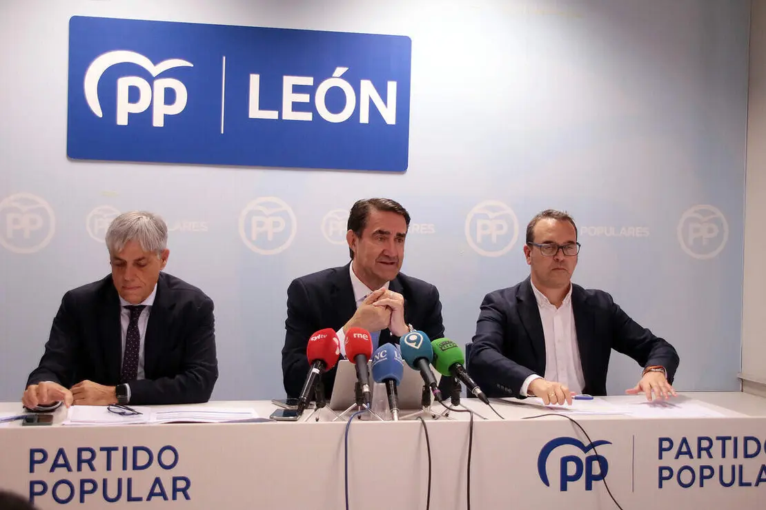 El presidente del PP de León, Juan Carlos Suárez-Quiñones, presenta el contenido del proyecto de ley de Presupuestos Generales de la Junta para el año 2026 en la provincia.