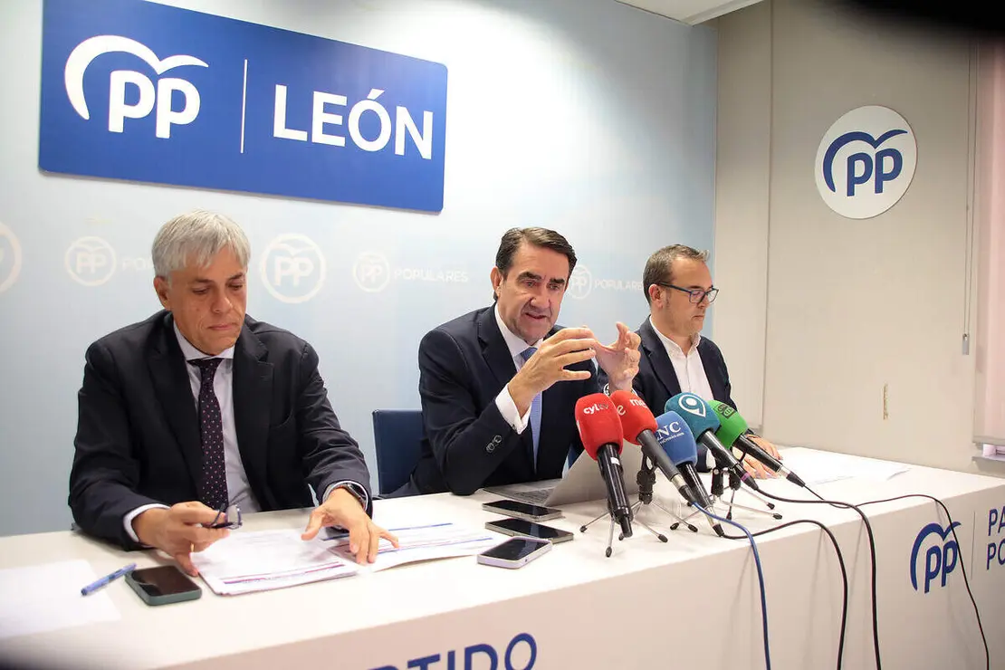 El presidente del PP de León, Juan Carlos Suárez-Quiñones, presenta el contenido del proyecto de ley de Presupuestos Generales de la Junta para el año 2026 en la provincia.