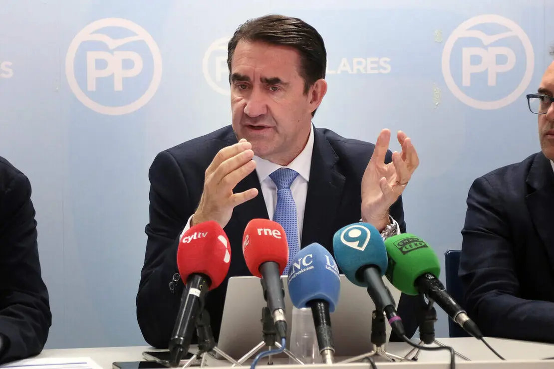 El presidente del PP de León, Juan Carlos Suárez-Quiñones, presenta el contenido del proyecto de ley de Presupuestos Generales de la Junta para el año 2026 en la provincia.
