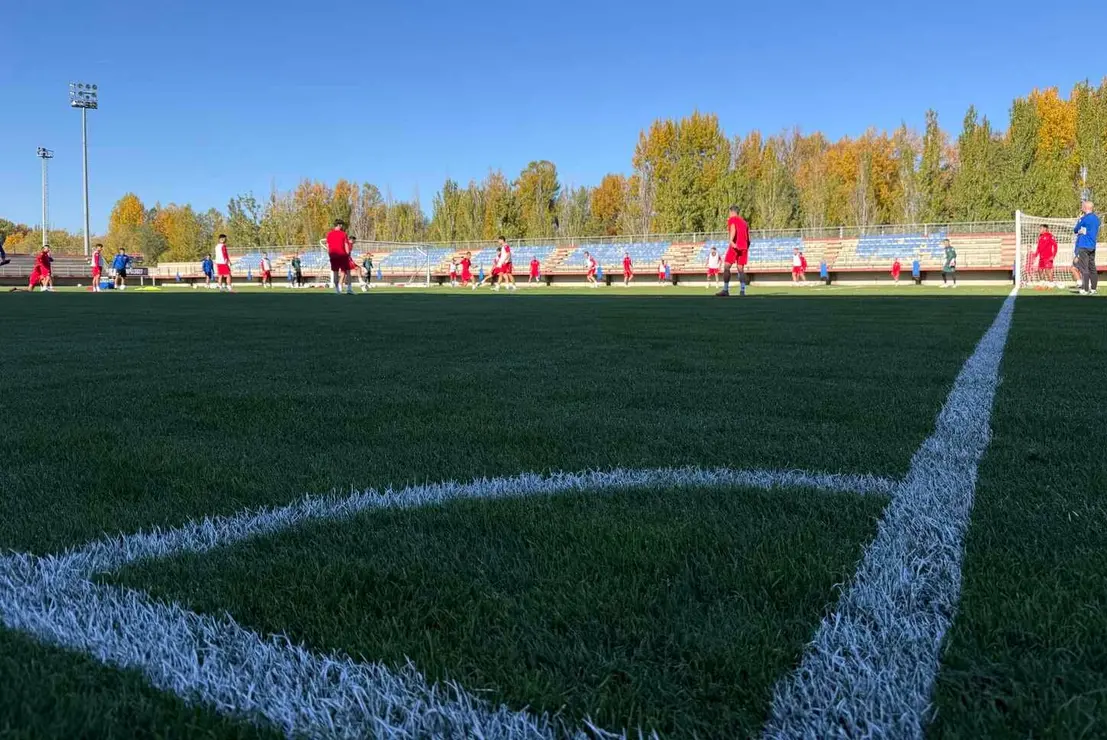 La plantilla de la Cultural, durante el entrenamiento previo a su desplazamiento a Zaragoza.
