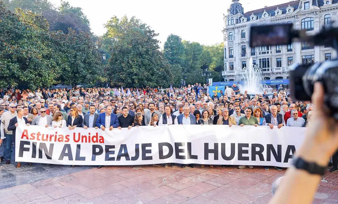Miles de personas recorrieron las calles de la capital asturiana en una manifestación sin precedentes, con la presencia de ciudadanos leoneses, sindicatos, empresarios y representantes políticos que reclamaron una conexión libre de peaje entre ambas regiones.