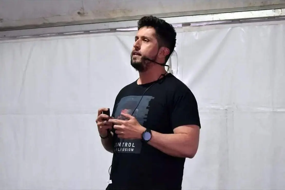 Marcos Castro, organizador de la Poetry Slam León, en el Café Bar Bellas Artes