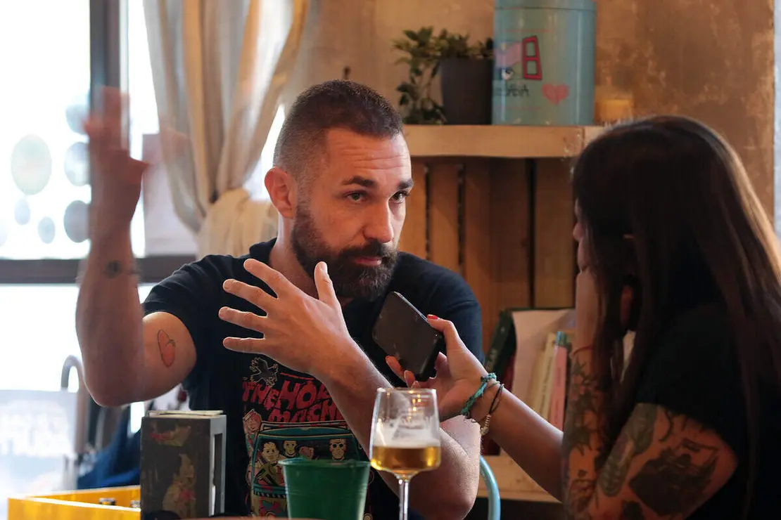 Marcos Castro, organizador de la Poetry Slam León, en el Café Bar Bellas Artes