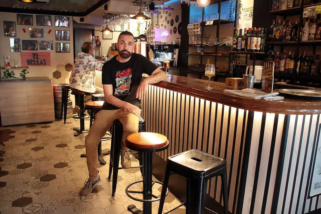 Marcos Castro, organizador de la Poetry Slam León, en el Café Bar Bellas Artes