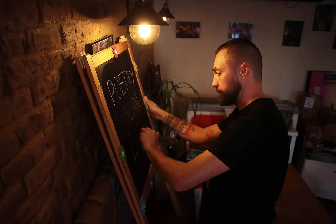 Marcos Castro, organizador de la Poetry Slam León, en el Café Bar Bellas Artes