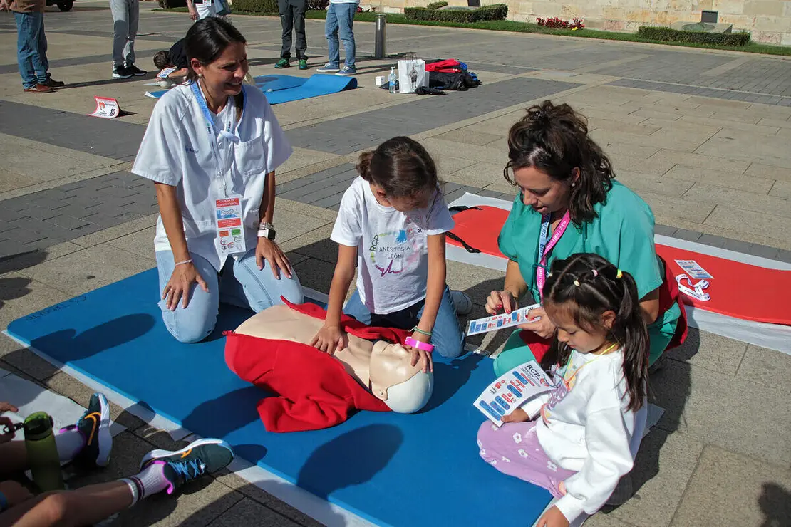 El Instituto de Ciencias de la Salud de Castilla y León y la Gerencia de Atención Primaria de León organizan un macrotaller de Reanimación Cardiopulmonar