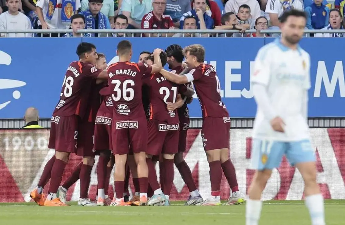 Dos 'dianas' de Manu Justo, un 'mordisco' de Chacón, la visión de Cortés y la complicidad de un rival perforado por sus problemas internos dibujaron este sábado una victoria contundente del equipo de 'Cuco' Ziganda ante un Zaragoza seriamente tocado.