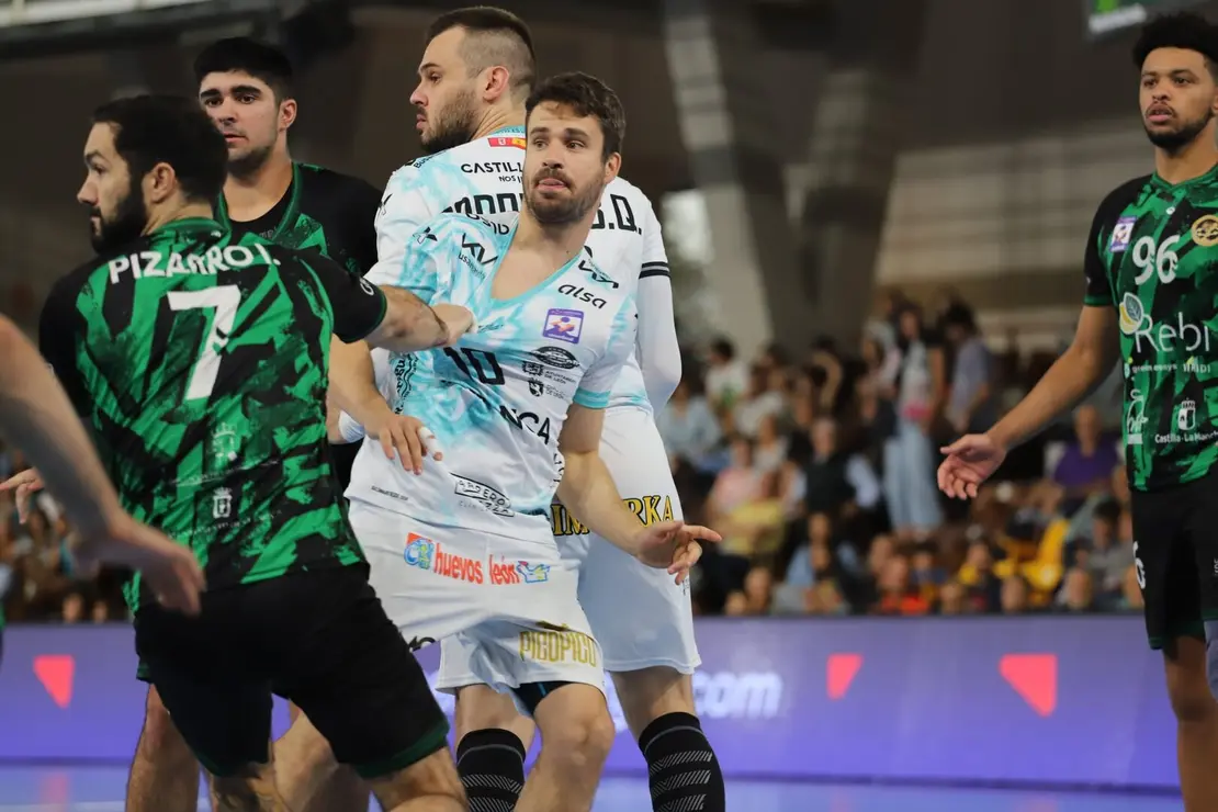 El Abanca Ademar sufre pero se impone en un final agónico ante el REBI Cuenca (29-28). Los leoneses suman dos puntos vitales en un partido de altísima intensidad que dominaron durante casi todo el encuentro, pero que se resolvió en la última jugada. Fotos: Isaac Llamazares