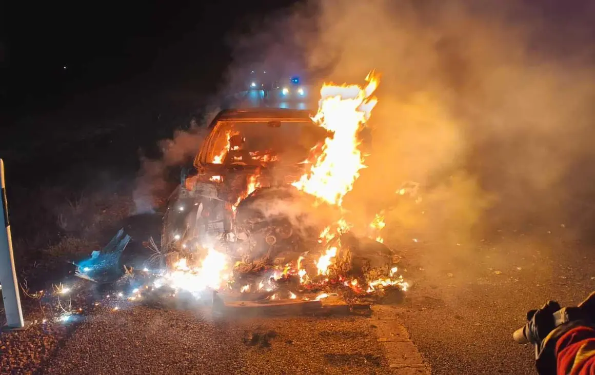 El incendio del vehículo se produjo a la altura del kilómetro 52 en sentido Burgos; los bomberos del Sepeis de Valencia de Don Juan lograron extinguir el fuego sin que hubiera daños personales. Fotos: Sepeis