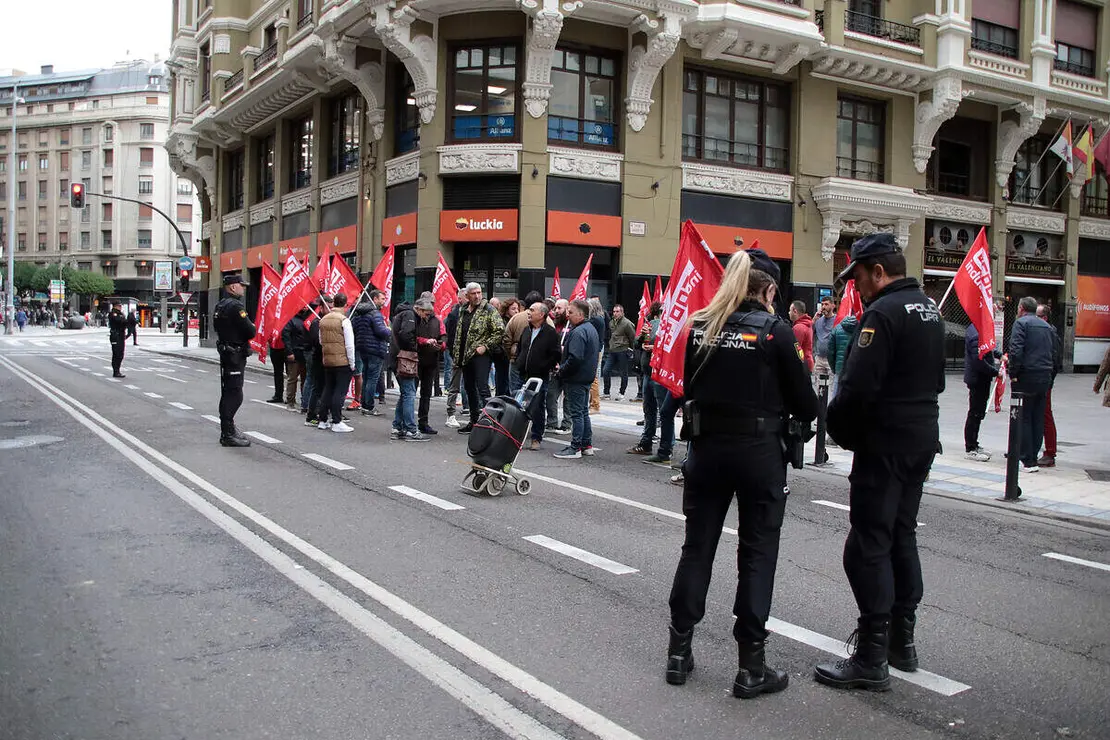 Trabajadores del sector del metal en la provincia de León se concentran ante la celebración de una reunión de la comisión negociadora del convenio colectivo