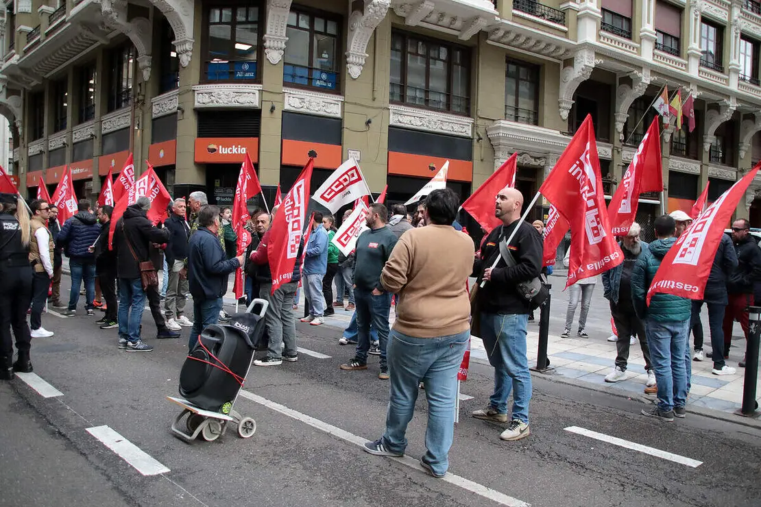 Trabajadores del sector del metal en la provincia de León se concentran ante la celebración de una reunión de la comisión negociadora del convenio colectivo