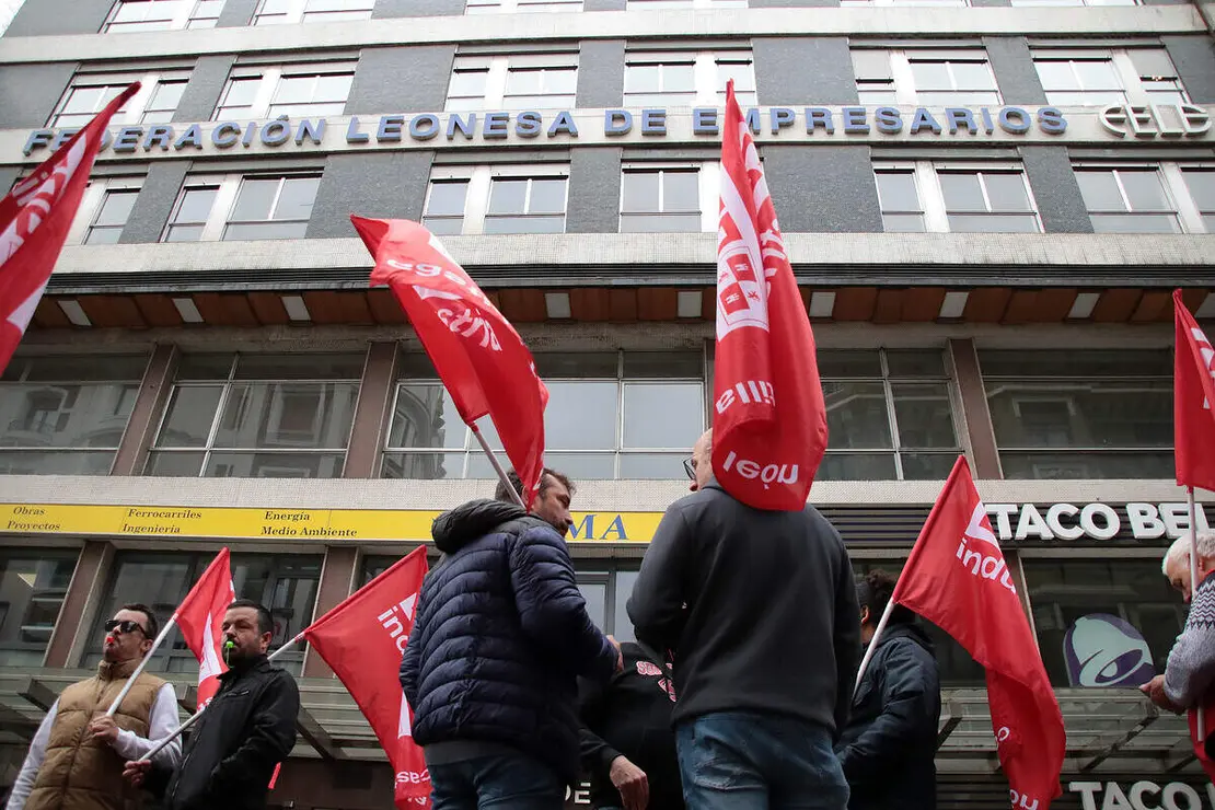 Trabajadores del sector del metal en la provincia de León se concentran ante la celebración de una reunión de la comisión negociadora del convenio colectivo