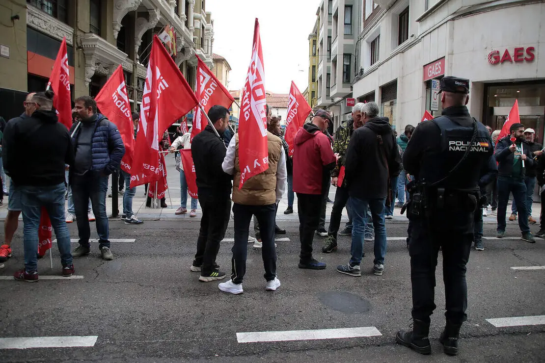 Trabajadores del sector del metal en la provincia de León se concentran ante la celebración de una reunión de la comisión negociadora del convenio colectivo
