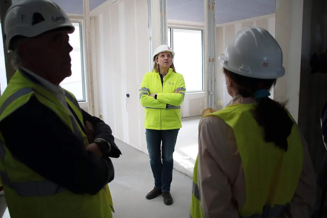 La vicepresidenta de la Junta de Castilla y León y consejera de Familia e Igualdad de Oportunidades, Isabel Blanco, visita las obras de la Unidad de Valoración de León