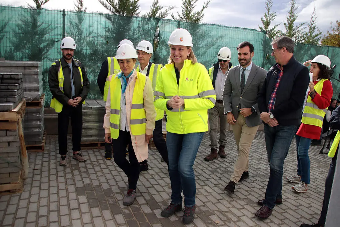 La vicepresidenta de la Junta de Castilla y León y consejera de Familia e Igualdad de Oportunidades, Isabel Blanco, visita las obras de la Unidad de Valoración de León