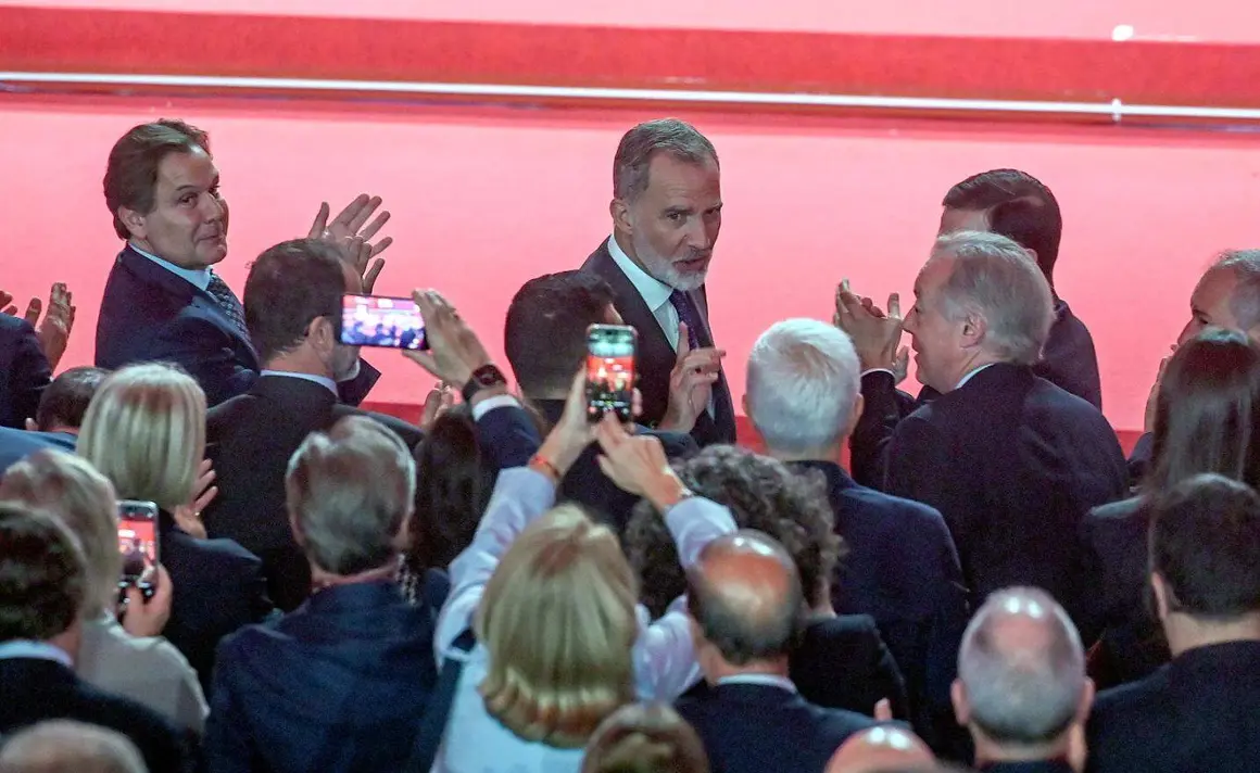 El Congreso Nacional de la Empresa Familiar reúne en Burgos a Felipe VI, Mañueco y Feijóo en una cita donde se reivindicó el papel del emprendimiento familiar, el rigor fiscal y la innovación como motores del crecimiento económico