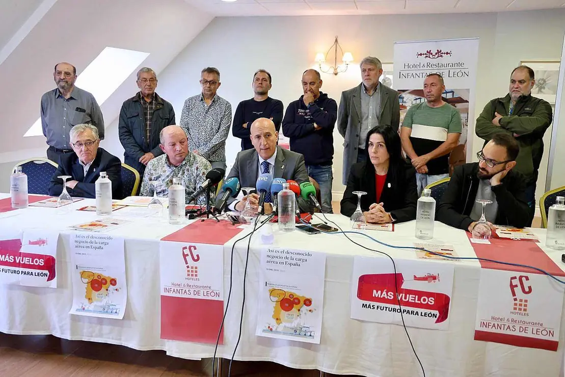 La Plataforma Ciudadana Más Vuelos, representada por su presidente, Pedro Álvarez Vallejo, ofrece una rueda de prensa junto a los alcaldes de León, José Antonio Diez; San Andrés del Rabanedo Ana María Fernández Caurel; Villaquilambre, Vicente Álvarez Flórez, Valverde de la Virgen, David Fernández Blanco; y Onzonilla, Diego Lorenzana Rodríguez; en la rueda de prensa también han estado representantes sociales y sindicales de la provincia de León. Fotos: Campillo