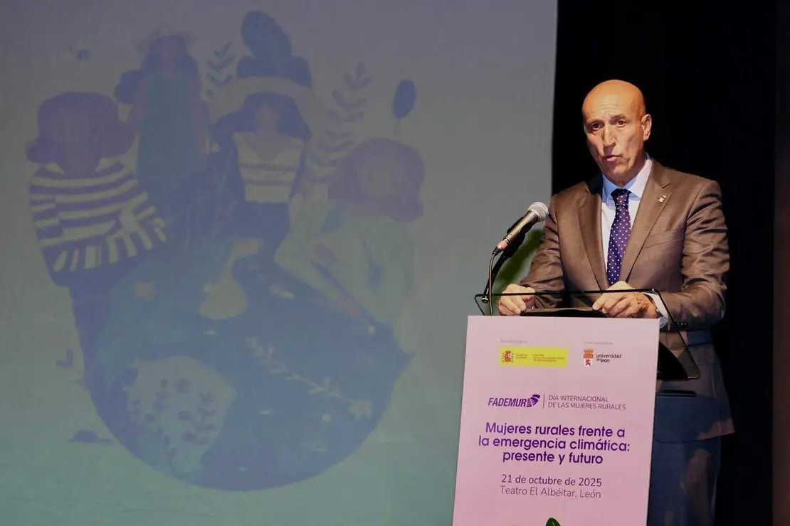 Clausura de la jornada ‘Mujeres rurales frente a la emergencia climática: presente y futuro’ de la Federación de Asociaciones de Mujeres Rurales, con la participación de la ministra para la Transición Ecológica y el Reto Demográfico, Sara Aagesen (‘online’), la presidenta de Fademur, Teresa López, y el alcalde de León, José Antonio Diez