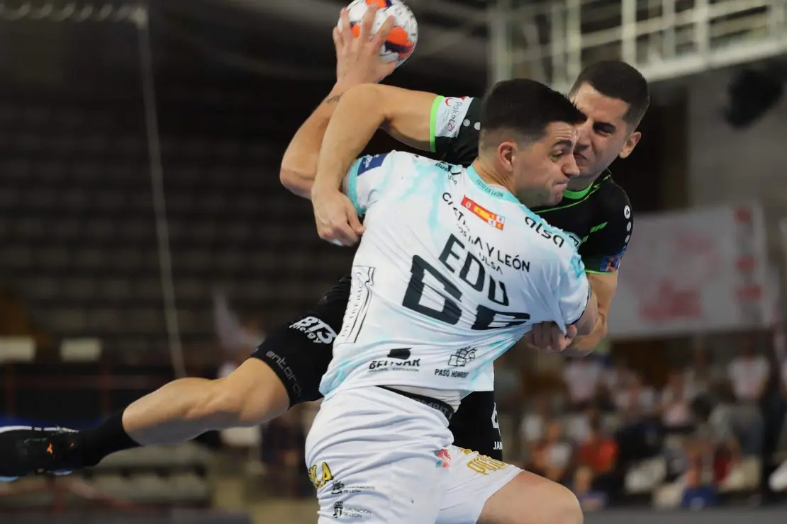 Abanca Ademar León rescata un punto sobre la bocina ante el RK Nexe en su cita  europea. El conjunto leonés firmó una vibrante igualada (28-28) en un duelo de infarto decidido por un gol de Wasiak en el último segundo, tras un partido lleno de alternancias y emociones. Fotos: Isaac Llamazares