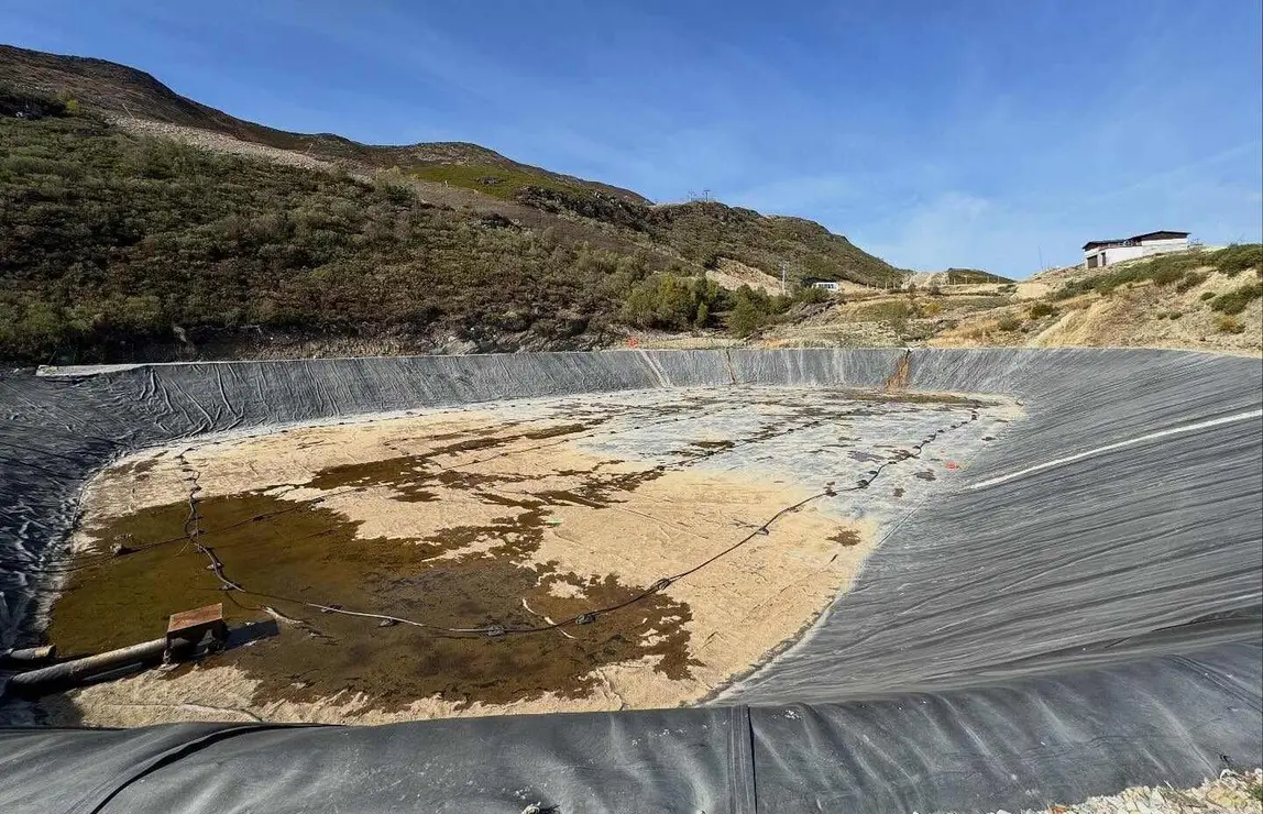 El nuevo sistema de nieve artificial entra en su fase definitiva y los trabajos del telesilla cuatriplaza avanzan a buen ritmo. La inversión total supera los 10 millones de euros financiados por la Diputación de León y la Junta. Fotos de Leitariegos.net