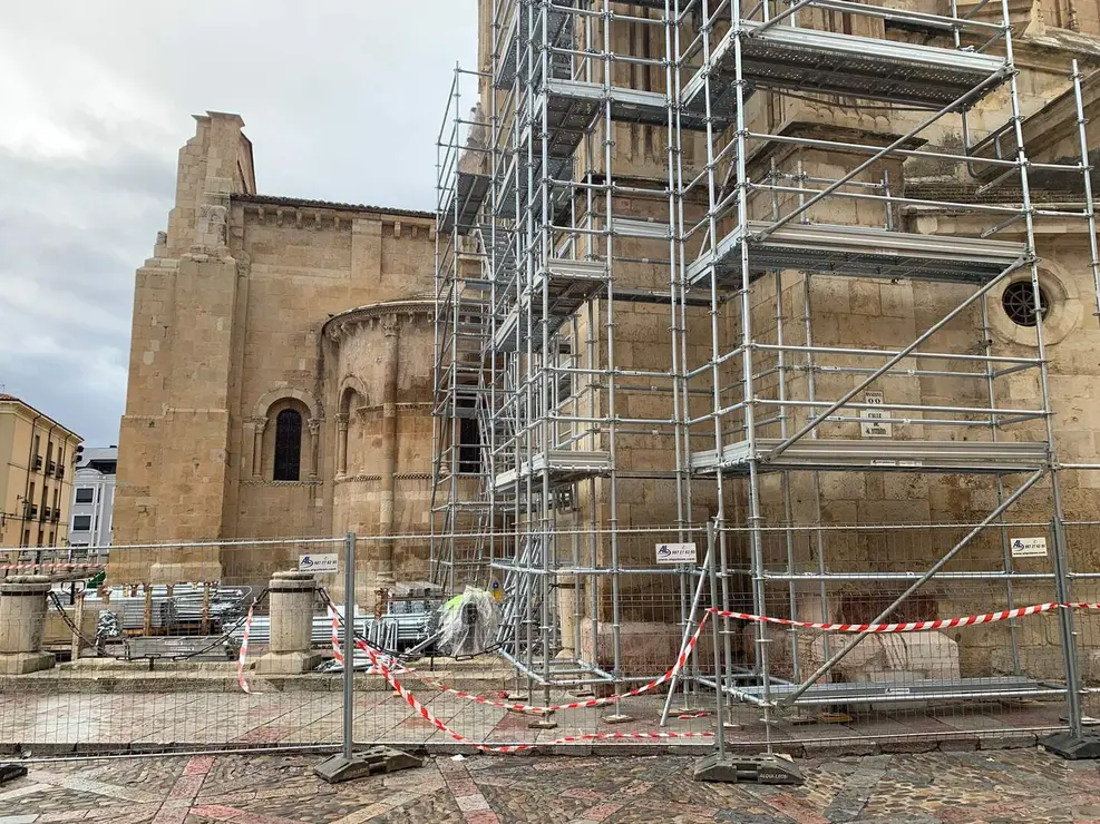 La Real Colegiata se prepara para iniciar trabajos de rehabilitación en los deteriorados elementos pétreos del ábside y la fachada tras más de dos años prorrogando la subvención para las obras ante la falta de profesionales especializados. Foto: A.F.R.