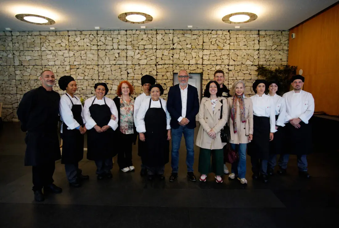 Foto de familia de los participantes del proyecto enmarcado en el programa 'Comanda en Ruta. Un paso más', de la Gastroescuela junto al presidente del Consejo Comarcal del Bierzo, Olegario Ramón (C), y la consejera comarcal de Formación, Empleo y Agenda 2030, Laura Fernández (6I)