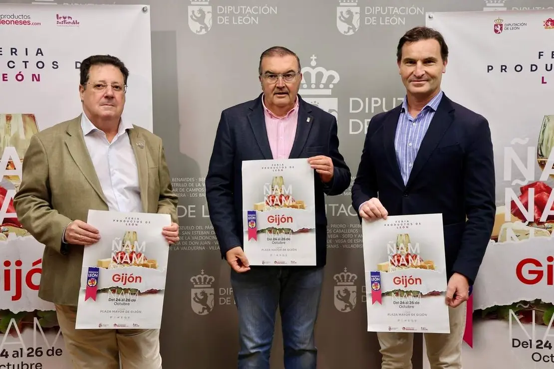 El vicepresidente de la Diputación de León, Roberto Aller, presenta la Feria de los Productos de León en Gijón en las fiestas patronales de la Casa de León en Asturias, acompañado por su presidente, José María Chimeno, y el concejal de Relaciones Institucionales del Ayuntamiento de Gijón, Jorge González
