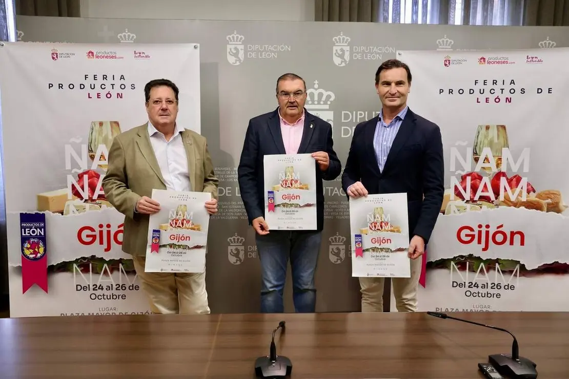 El vicepresidente de la Diputación de León, Roberto Aller, presenta la Feria de los Productos de León en Gijón en las fiestas patronales de la Casa de León en Asturias, acompañado por su presidente, José María Chimeno, y el concejal de Relaciones Institucionales del Ayuntamiento de Gijón, Jorge González