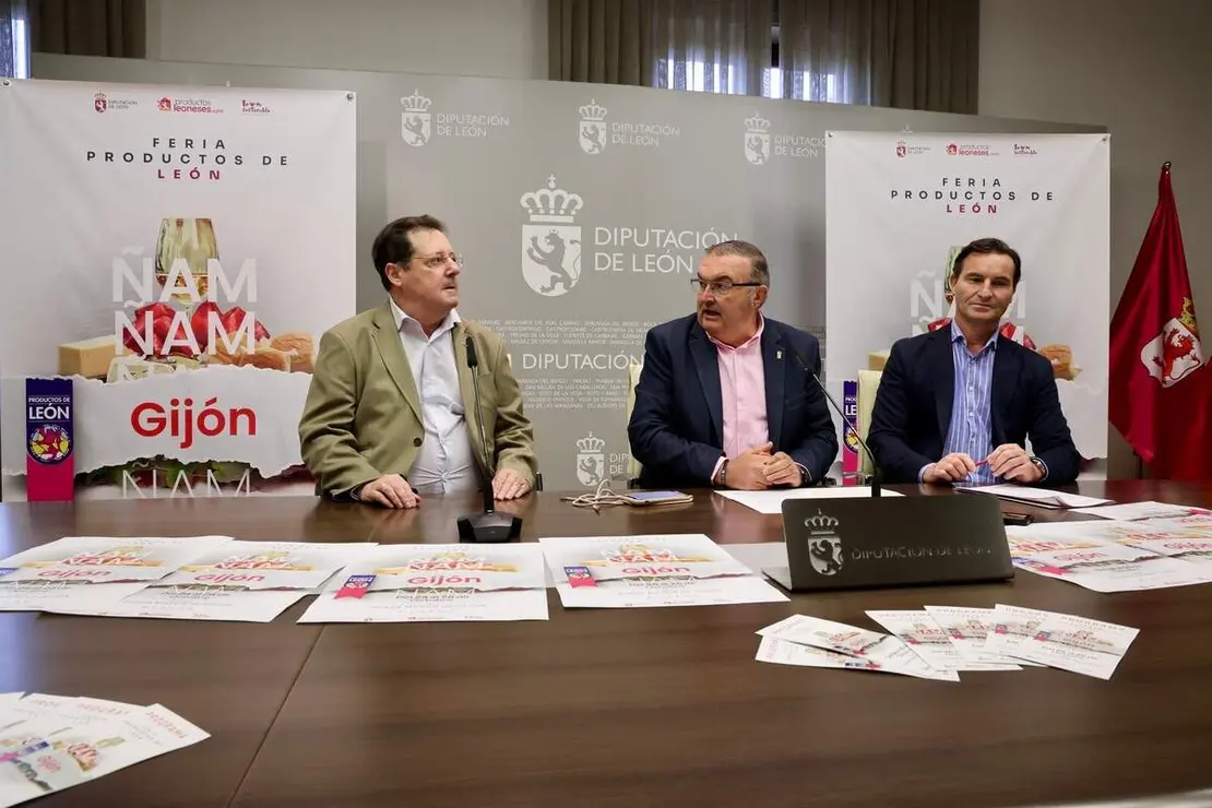 El vicepresidente de la Diputación de León, Roberto Aller, presenta la Feria de los Productos de León en Gijón en las fiestas patronales de la Casa de León en Asturias, acompañado por su presidente, José María Chimeno, y el concejal de Relaciones Institucionales del Ayuntamiento de Gijón, Jorge González