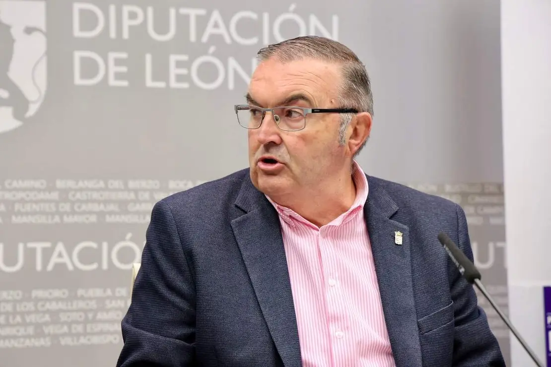 El vicepresidente de la Diputación de León, Roberto Aller, presenta la Feria de los Productos de León en Gijón en las fiestas patronales de la Casa de León en Asturias, acompañado por su presidente, José María Chimeno, y el concejal de Relaciones Institucionales del Ayuntamiento de Gijón, Jorge González