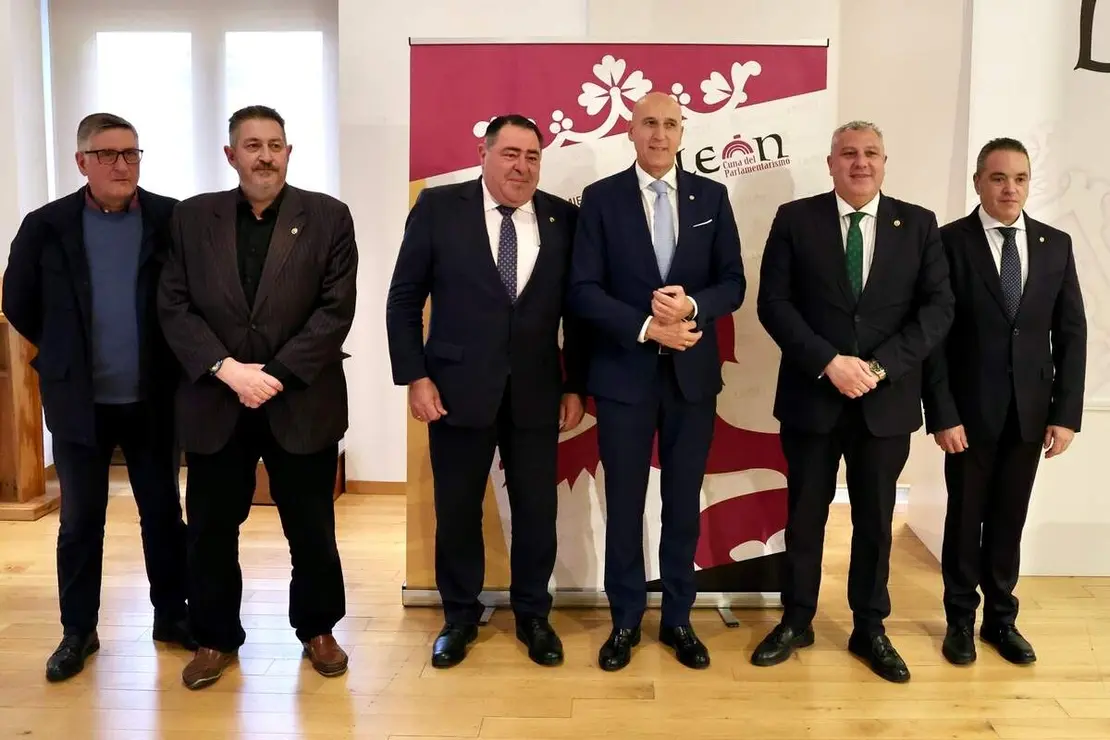 El alcalde de León, José Antonio Diez, presenta una actividad de la Cofradía de Nuestra Señora de las Angustias y Soledad de León junto a su abad, Abilio Guerrero