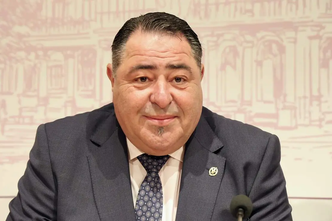 El alcalde de León, José Antonio Diez, presenta una actividad de la Cofradía de Nuestra Señora de las Angustias y Soledad de León junto a su abad, Abilio Guerrero